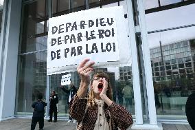 Depardieu Trial - Feminists Demonstrate Outside The Court In Support Of The Victims - Paris