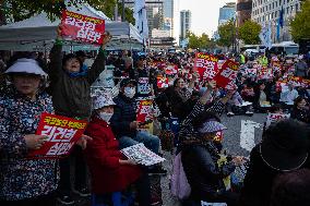 Protesters Demand President Yoon Suk-yeol’s Resignation