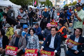 Protesters Demand President Yoon Suk-yeol’s Resignation