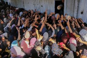 Displaced Palestinians Queue To Buy Bread - Gaza