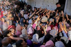 Displaced Palestinians Queue To Buy Bread - Gaza