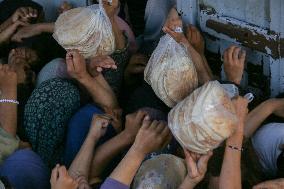 Displaced Palestinians Queue To Buy Bread - Gaza