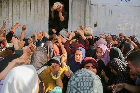 Displaced Palestinians Queue To Buy Bread - Gaza