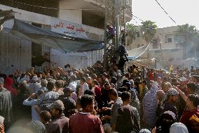 Displaced Palestinians Queue To Buy Bread - Gaza