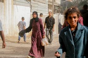 Displaced Palestinians Queue To Buy Bread - Gaza