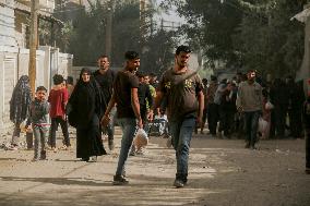 Displaced Palestinians Queue To Buy Bread - Gaza