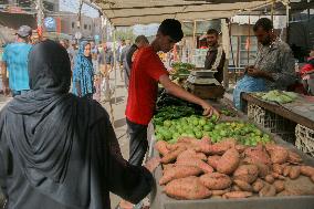 Displaced Palestinians Shop At A Vegetables Market - Gaza