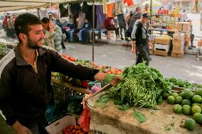 Displaced Palestinians Shop At A Vegetables Market - Gaza