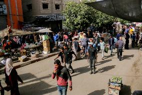 Displaced Palestinians Shop At A Vegetables Market - Gaza