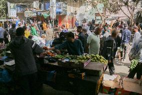 Displaced Palestinians Shop At A Vegetables Market - Gaza