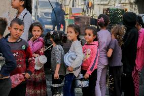 Displaced Children Waiting For Food Distribution - Gaza