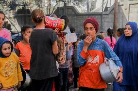 Displaced Children Waiting For Food Distribution - Gaza