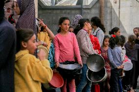 Displaced Children Waiting For Food Distribution - Gaza