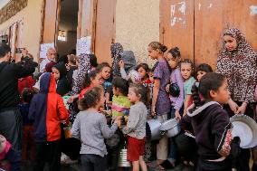 Displaced Children Waiting For Food Distribution - Gaza