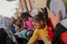 Displaced Children Waiting For Food Distribution - Gaza