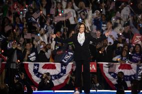 Kamala Harris delivers “closing argument” at  rally in Washington, DC