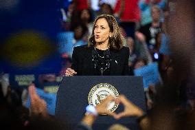 Kamala Harris holds get out the vote rally in Harrisburg, PA