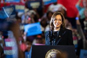 Kamala Harris holds get out the vote rally in Harrisburg, PA