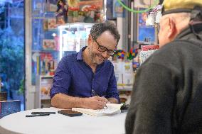 Riad Sattouf signs "Moi, Fadi, le frère volé - Tome 1 (1986-1992)" - "Me, Fadi, the stolen brother" - Paris