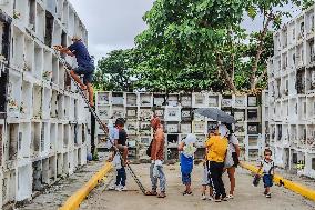 Honoring The Dead In The Philippines