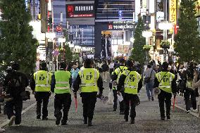 Tighter Halloween crowd control in Shinjuku