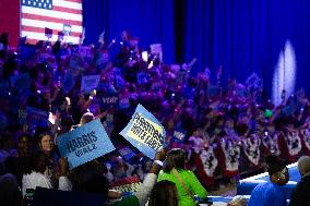 Kamala Harris holds get out the vote rally in Harrisburg, PA