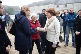 Annie Genevard visits a farm - Morigny-Champigny