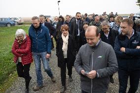 Annie Genevard visits a farm - Morigny-Champigny