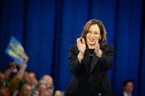 Kamala Harris holds get out the vote rally in Harrisburg, PA