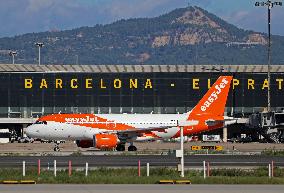 Barcelona airport aircraft on the runway