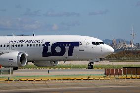 Barcelona airport aircraft on the runway