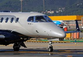 Barcelona airport aircraft on the runway