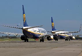 Barcelona airport aircraft on the runway