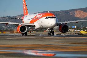 Barcelona airport aircraft on the runway