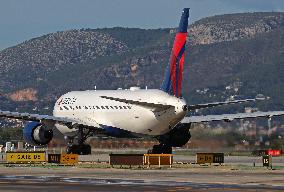 Barcelona airport aircraft on the runway