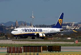 Barcelona airport aircraft on the runway