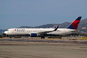 Barcelona airport aircraft on the runway