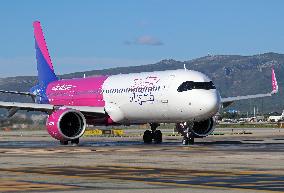 Barcelona airport aircraft on the runway