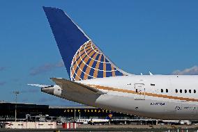 United Airlines Boeing 787 preparing to take off from Barcelona Airport