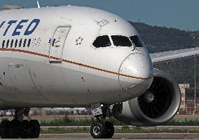 United Airlines Boeing 787 preparing to take off from Barcelona Airport