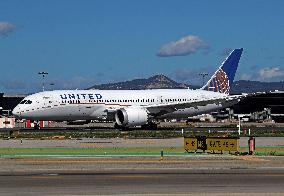 United Airlines Boeing 787 preparing to take off from Barcelona Airport