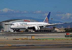 United Airlines Boeing 787 preparing to take off from Barcelona Airport