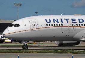 United Airlines Boeing 787 preparing to take off from Barcelona Airport