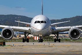 United Airlines Boeing 787 preparing to take off from Barcelona Airport