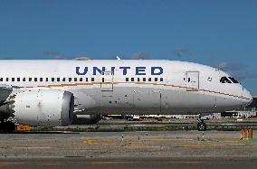 United Airlines Boeing 787 preparing to take off from Barcelona Airport