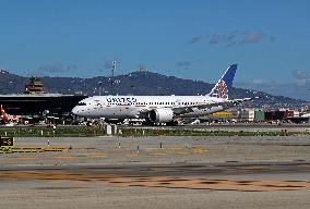 United Airlines Boeing 787 preparing to take off from Barcelona Airport