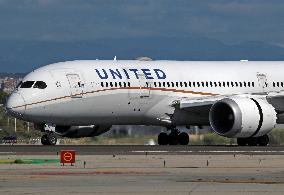 United Airlines Boeing 787 preparing to take off from Barcelona Airport