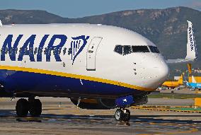 Barcelona airport aircraft on the runway