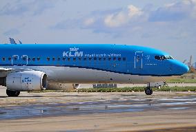 Barcelona airport aircraft on the runway