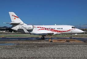 Barcelona airport aircraft on the runway